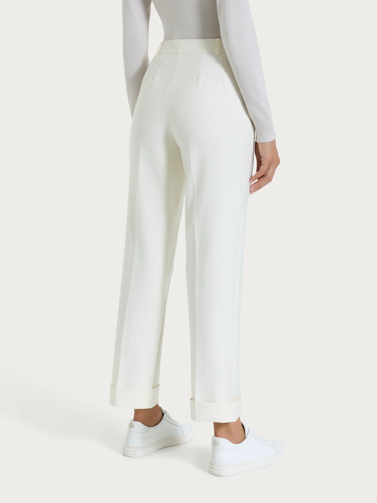 Pantalone ampio con tasche e risvolto in Compact - Avorio - Image 4