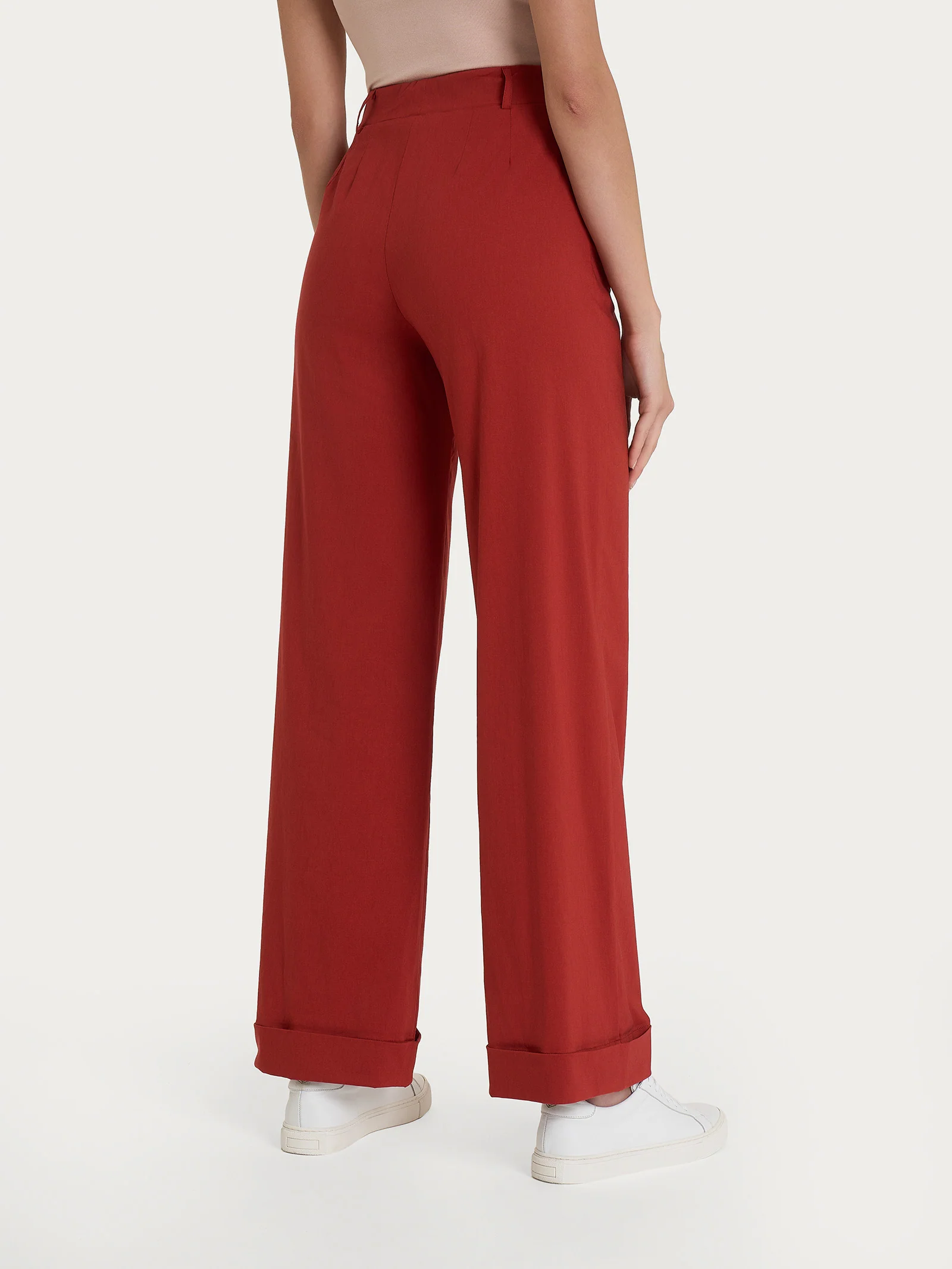 Pantalone ampio con tasche e risvolto in Super Fresh - Red Ochre - Image 4