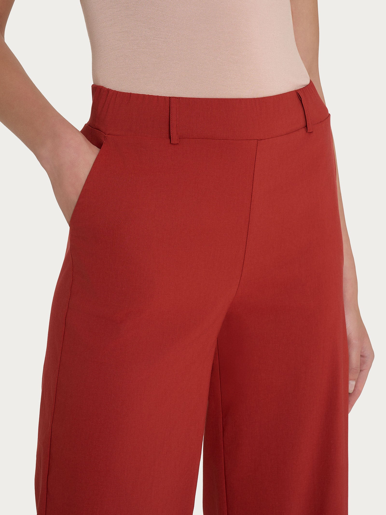 Pantalone ampio con tasche e risvolto in Super Fresh - Red Ochre - Image 7