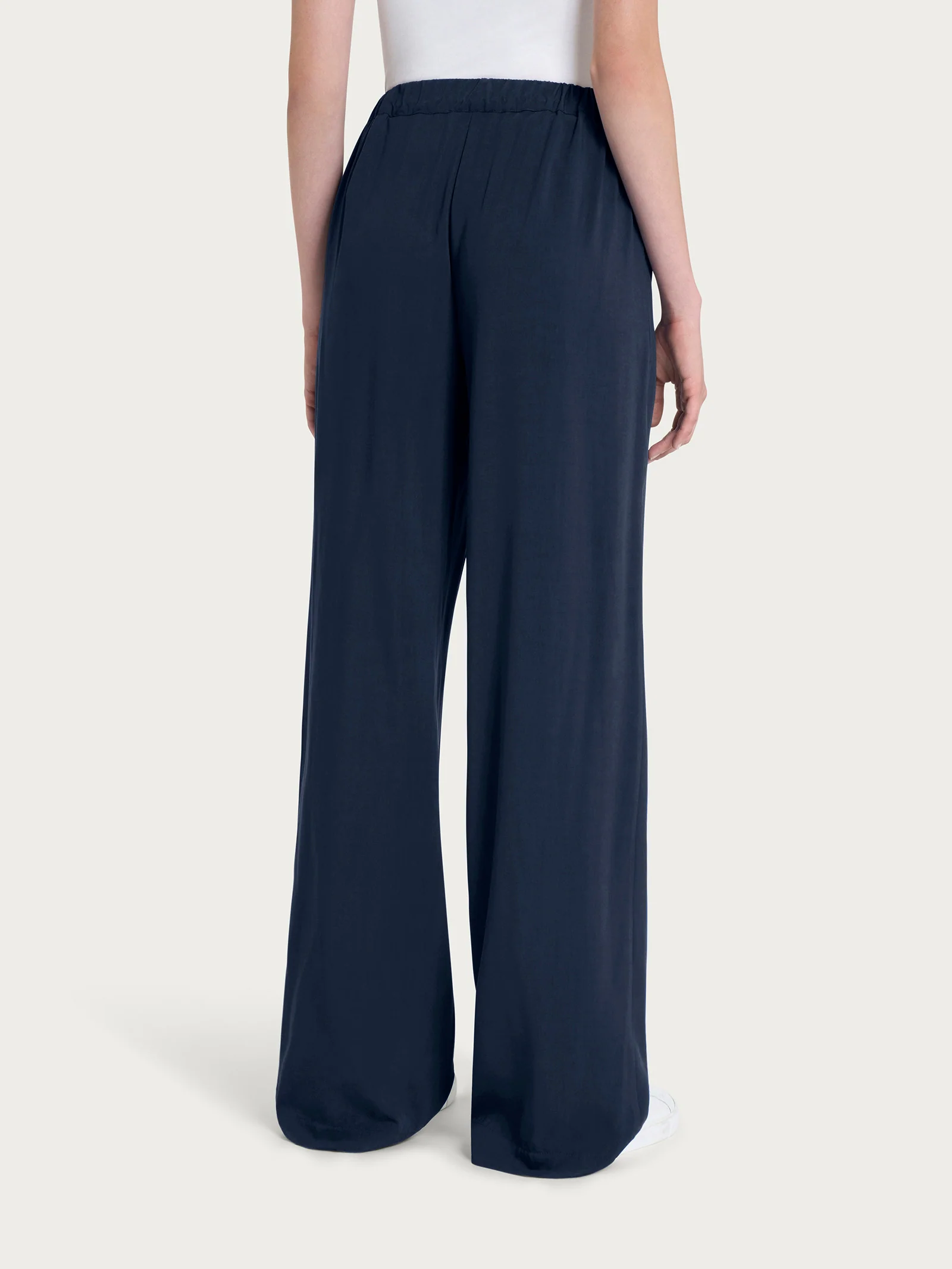 Pantalone ampio con tasche in Ecoseta - Bleu - Image 2