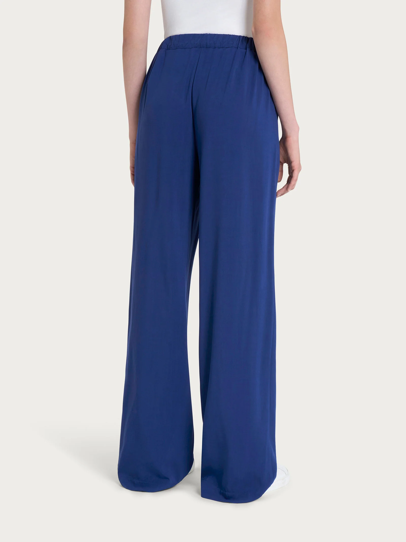 Pantalone ampio con tasche in Ecoseta - Blueberry - Image 2
