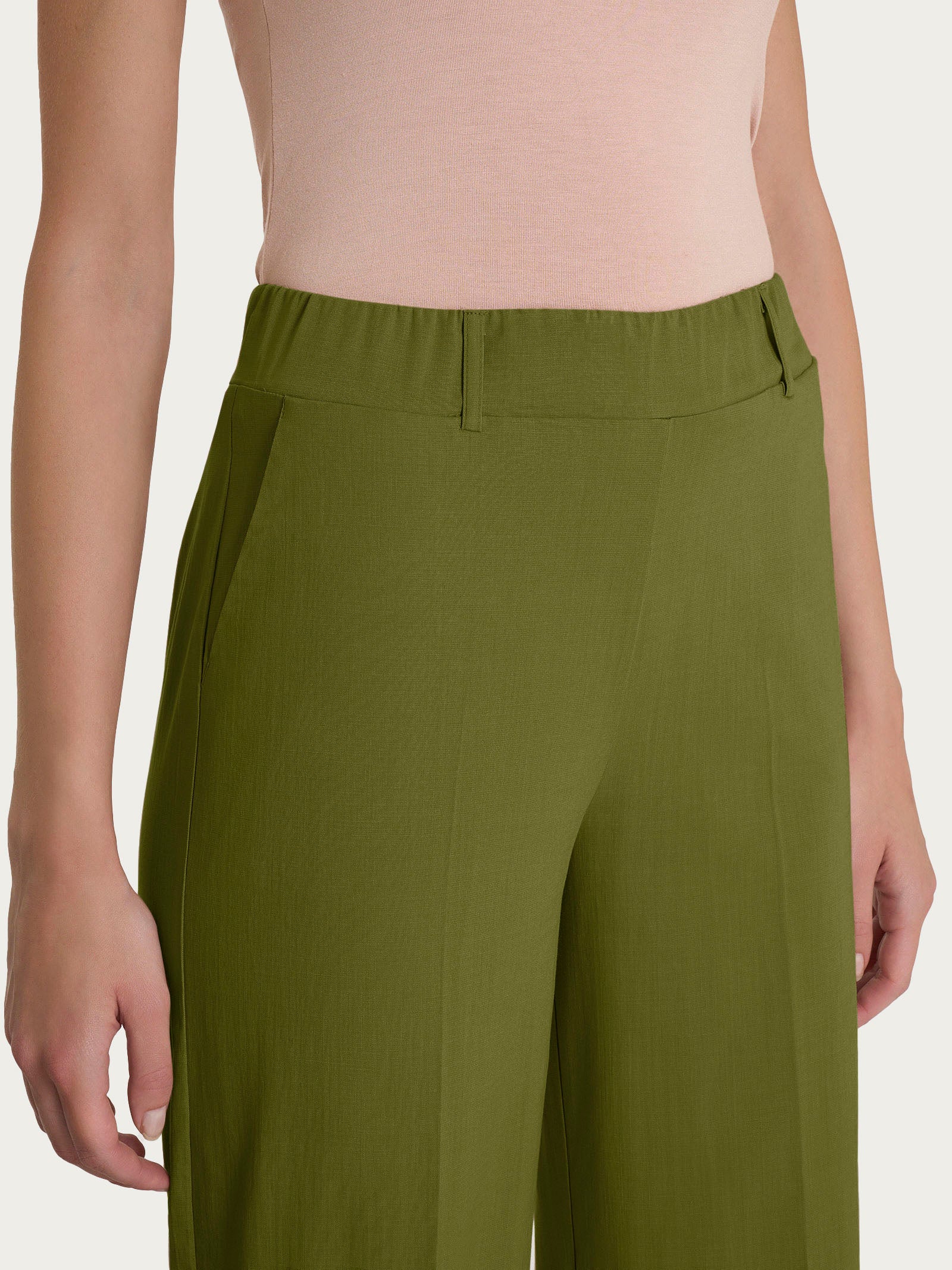 Pantalone ampio con tasche in Super Natural - Sphagnum - Image 4