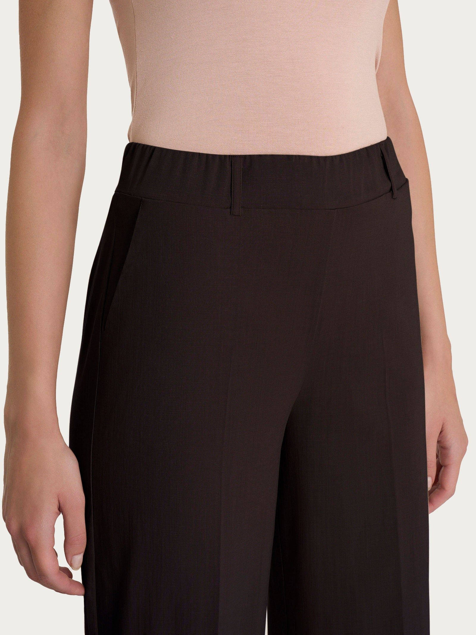 Pantalone ampio con tasche in Super Natural - Chocolate Torte - Image 4