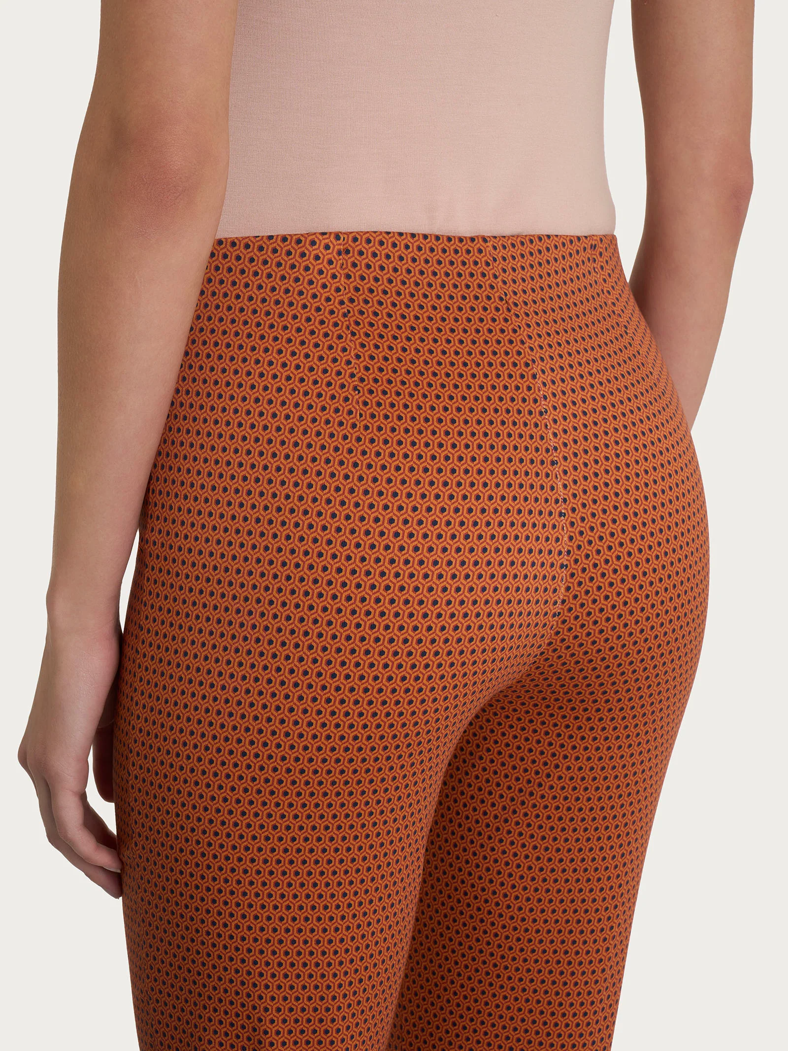 Pantalone capri con spacchetti e hexagon pattern in Satin Power - Fant. Red Ochre - Image 3