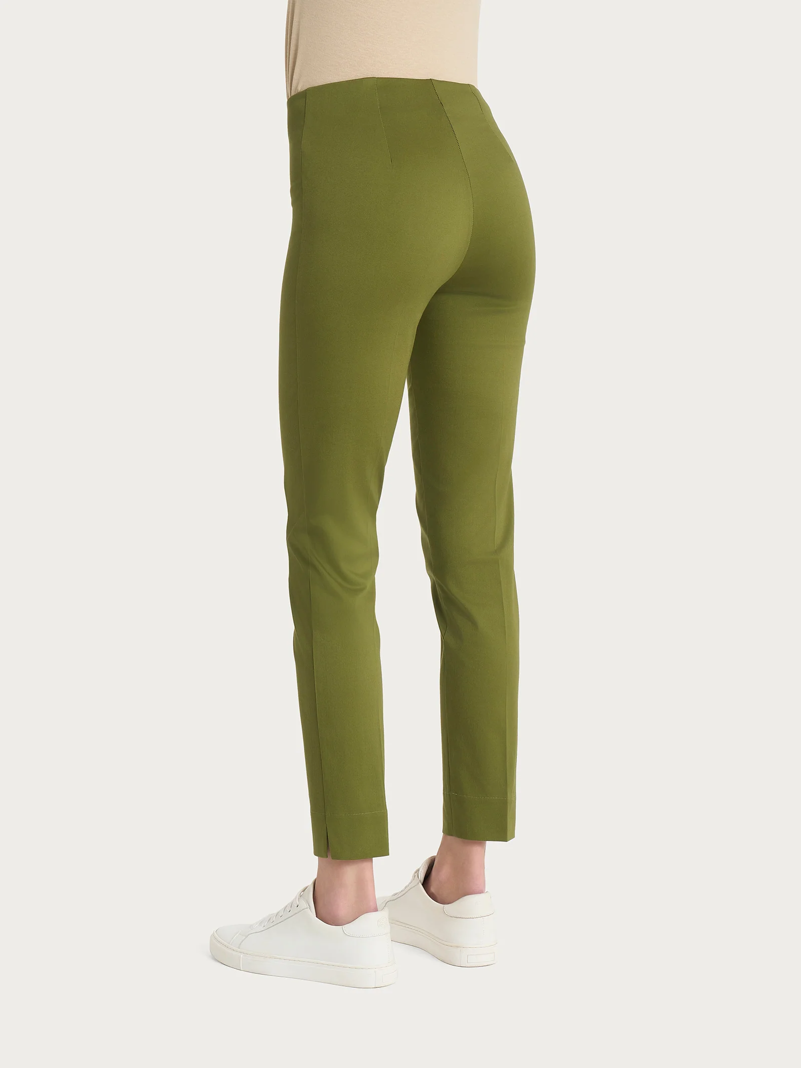Pantalone capri con spacchetti in Satin Power - Sphagnum - Image 2