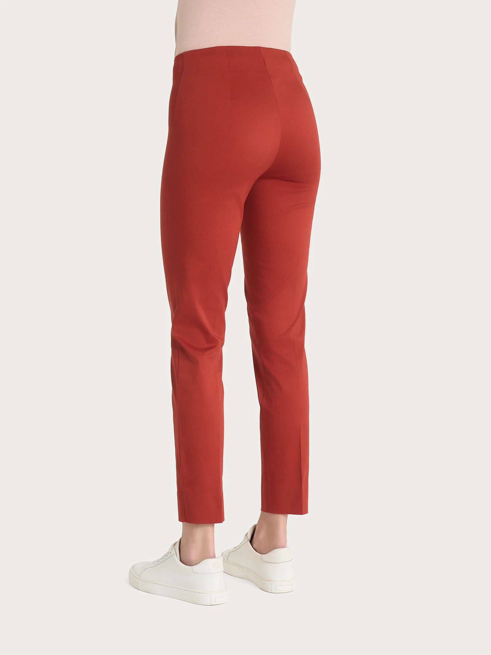 Pantalone capri con spacchetti in Satin Power - Red Ochre - Image 2