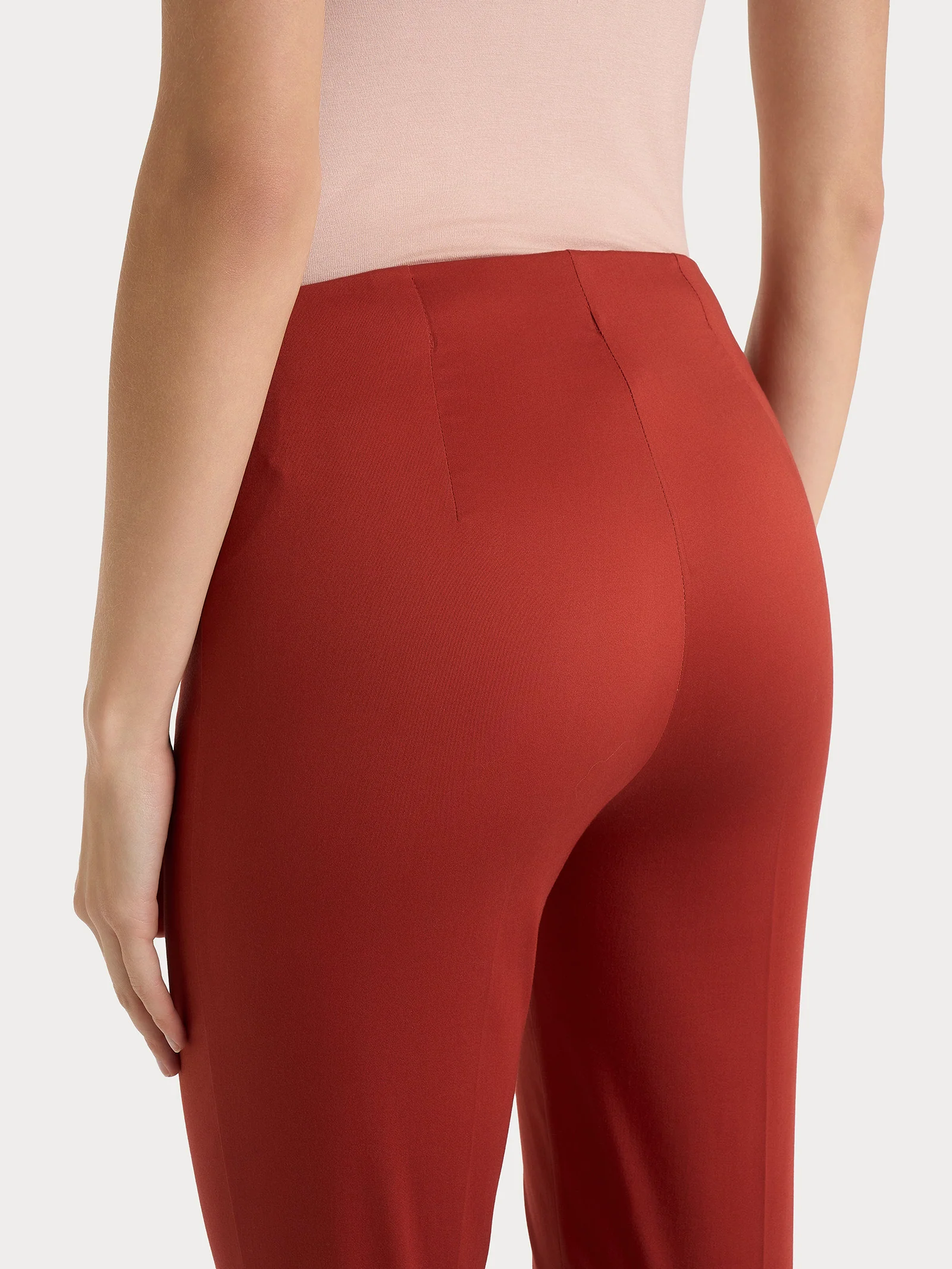 Pantalone capri con spacchetti in Satin Power - Red Ochre - Image 3