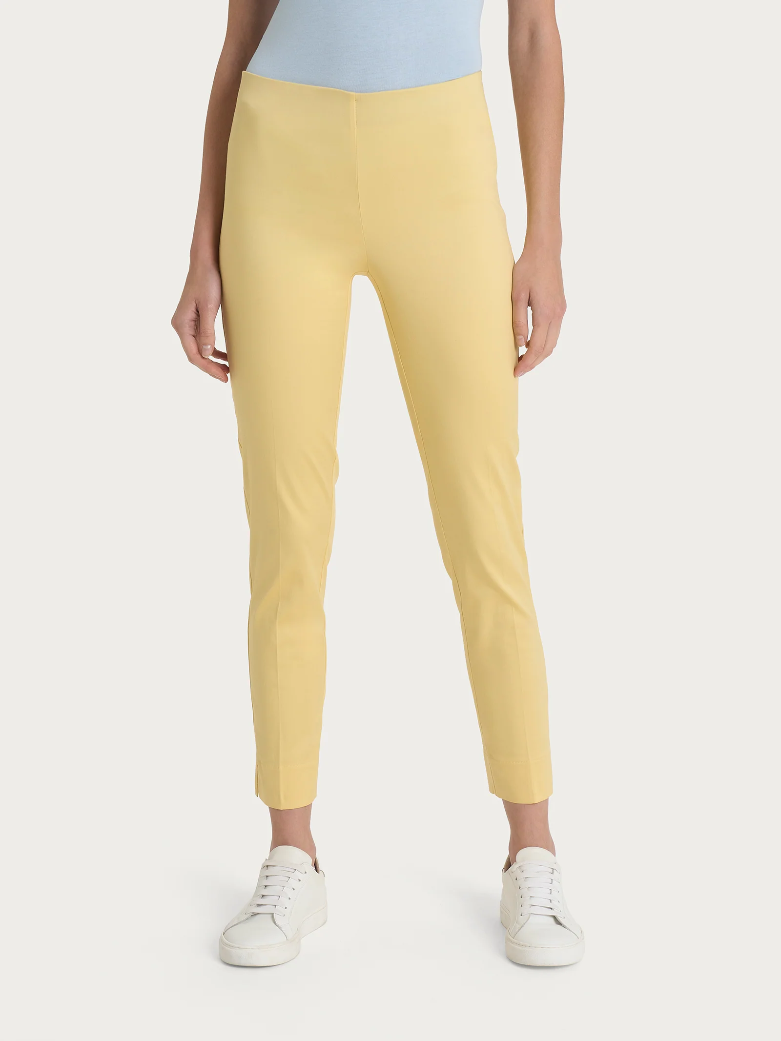 Pantalone capri con spacchetti in Satin Power - Pale Banana