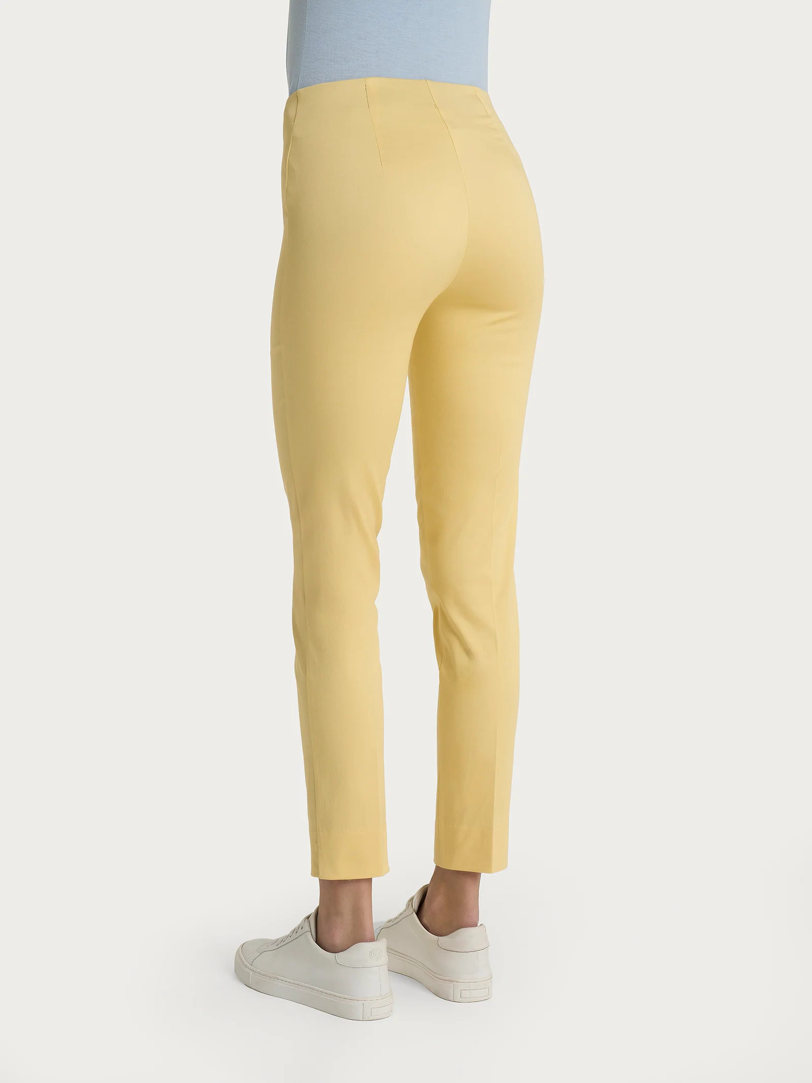 Pantalone capri con spacchetti in Satin Power - Pale Banana - Image 2