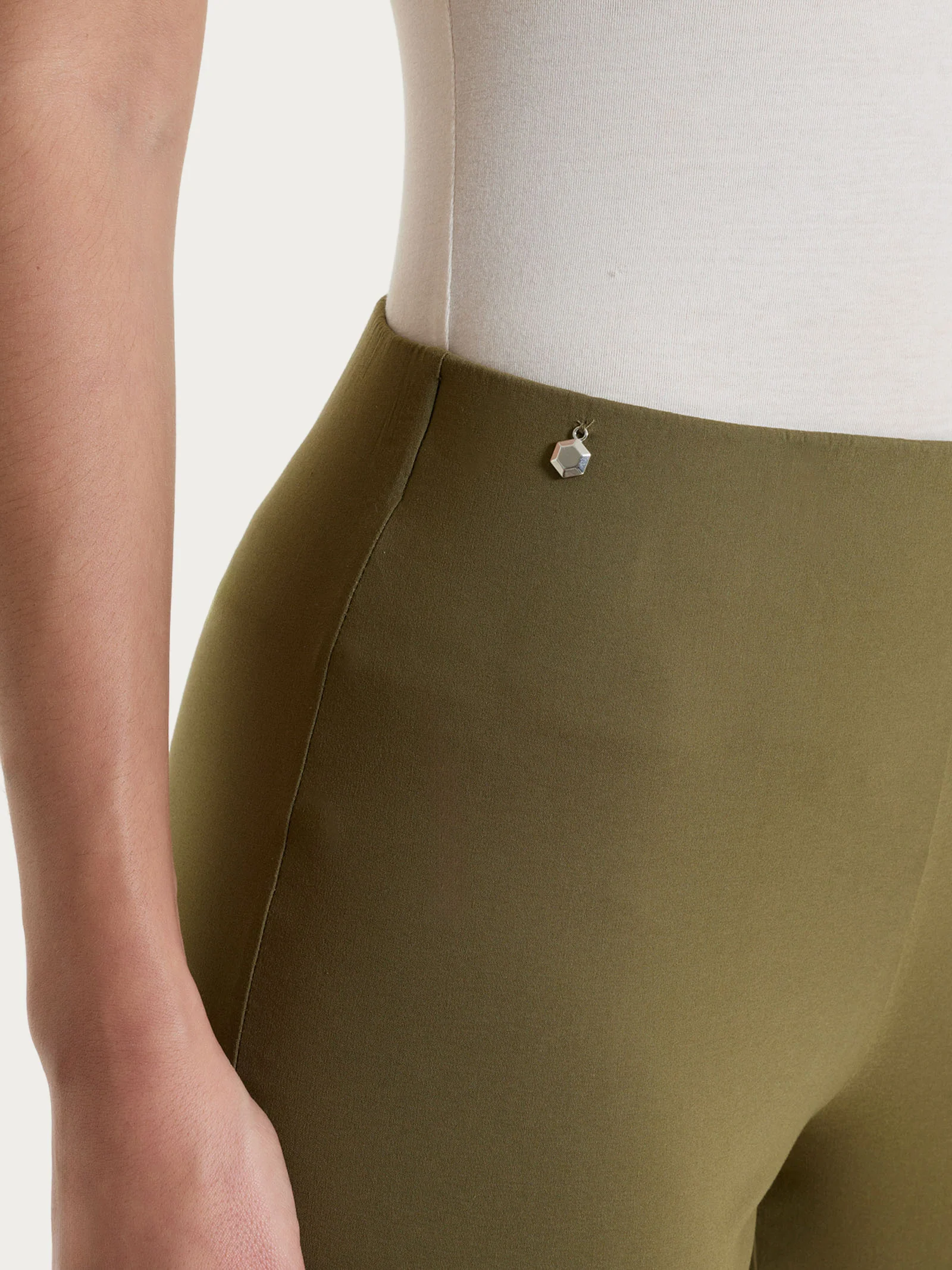 Pantalone capri con spacchetti in Super Fresh - Dark Olive - Image 3