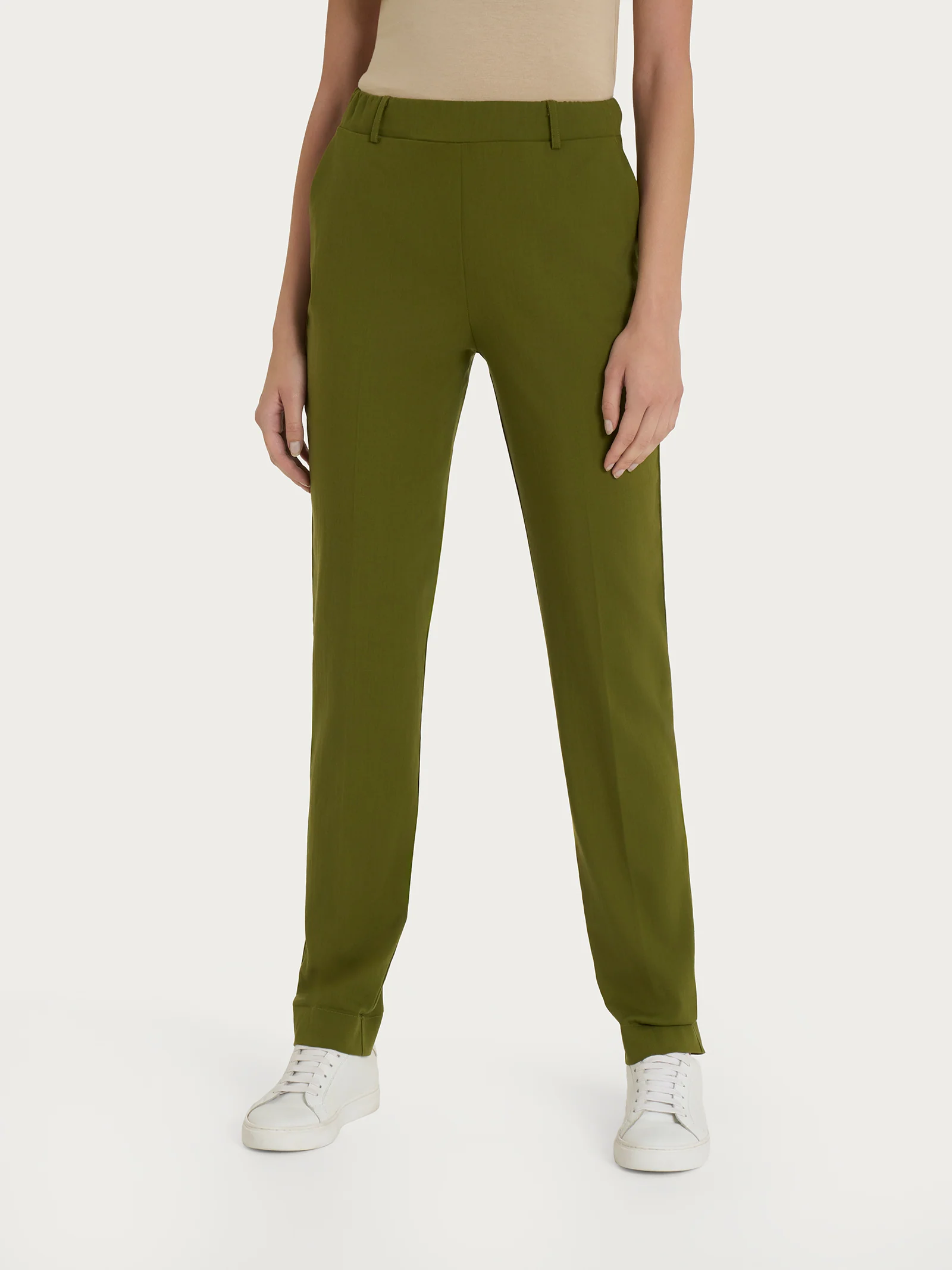Pantalone chino slim con tasche in Super Natural - Sphagnum - Image 2