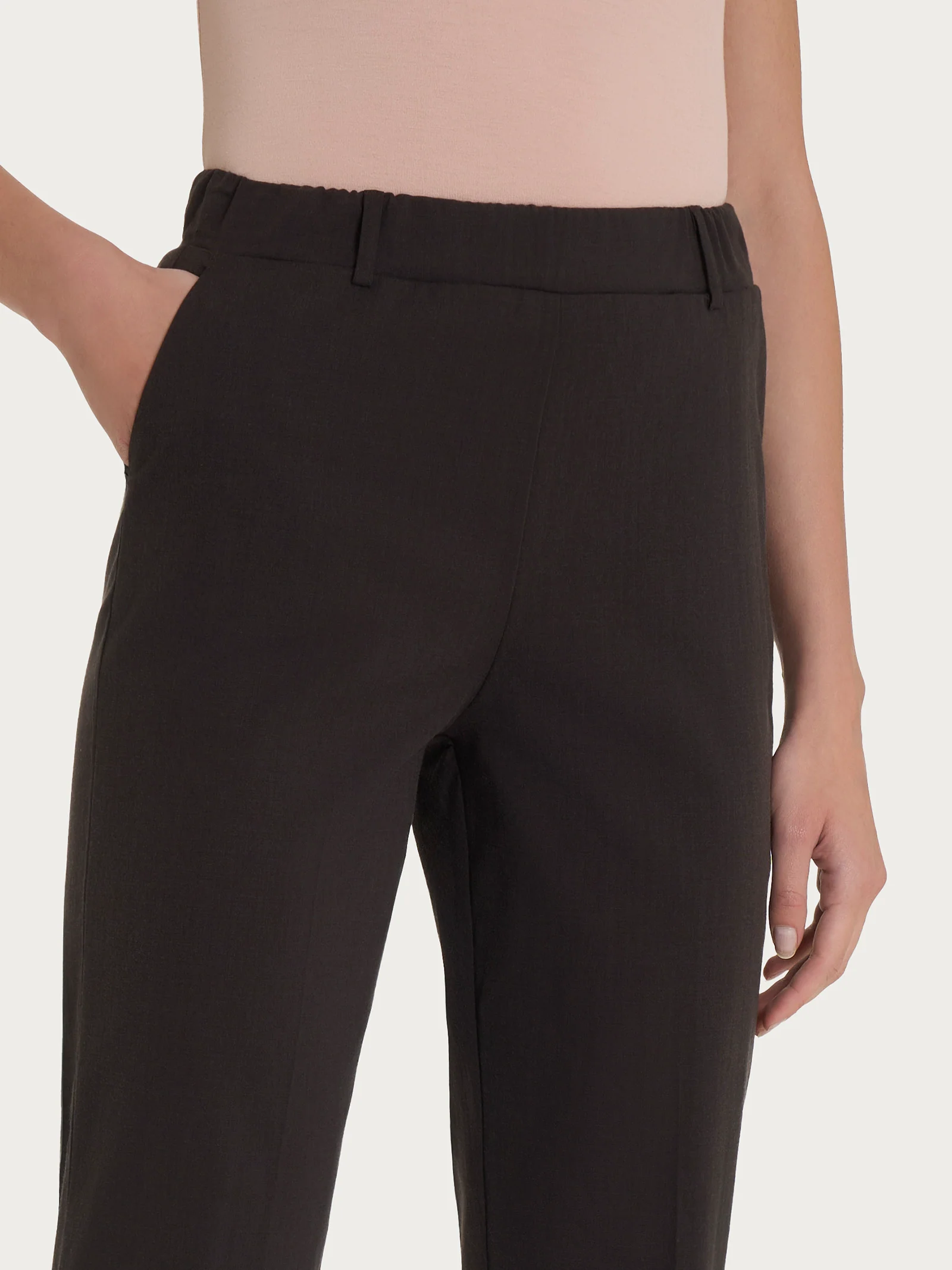Pantalone chino slim con tasche in Super Natural - Chocolate Torte - Image 5