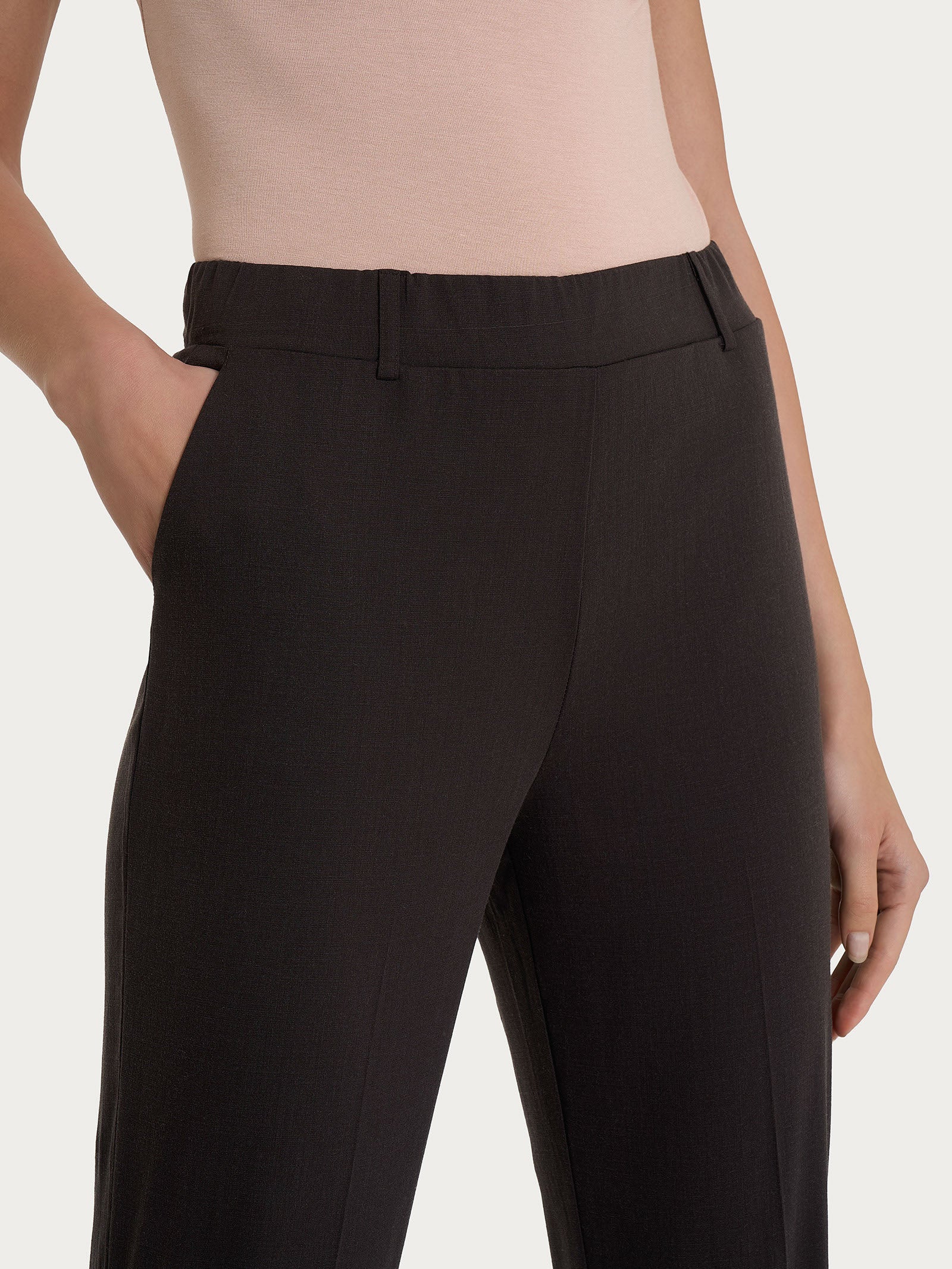 Pantalone chino slim con tasche in Super Natural - Chocolate Torte - Image 6