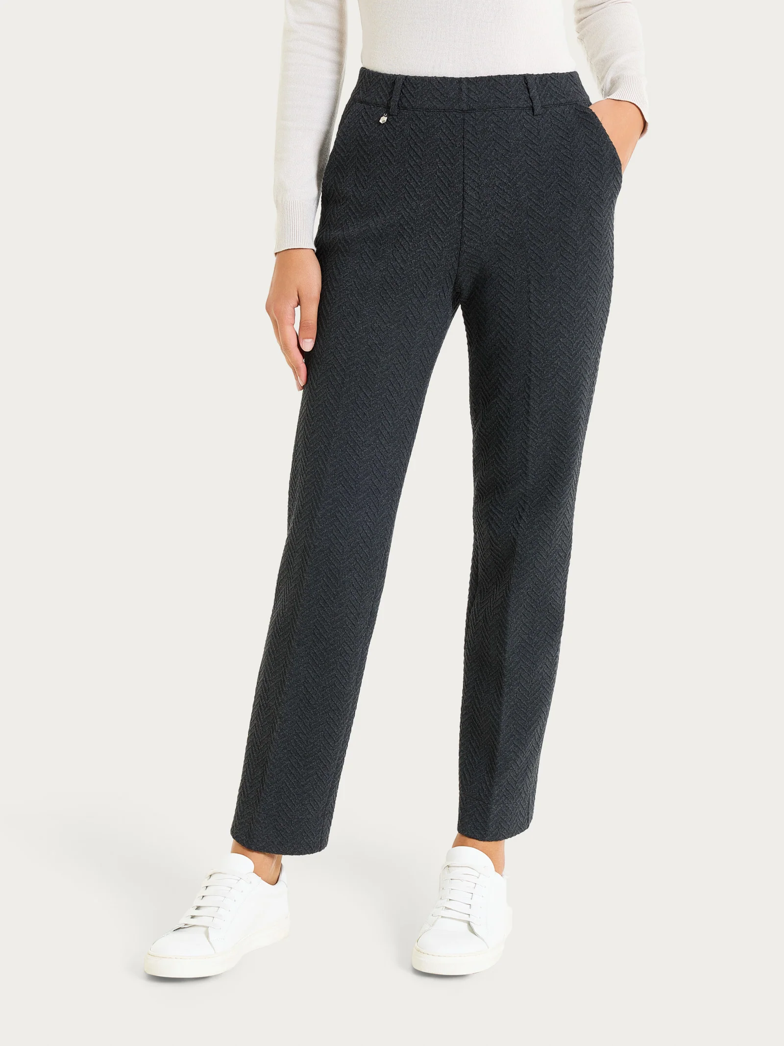 Pantalone dritto con tasche in Eco Jacquard  - Oscuro Mel. - Image 2