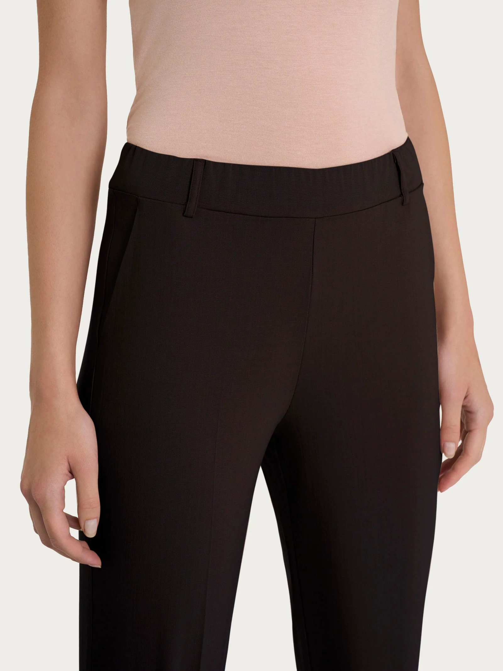 Pantalone dritto con tasche in Super Natural - Chocolate Torte - Image 3