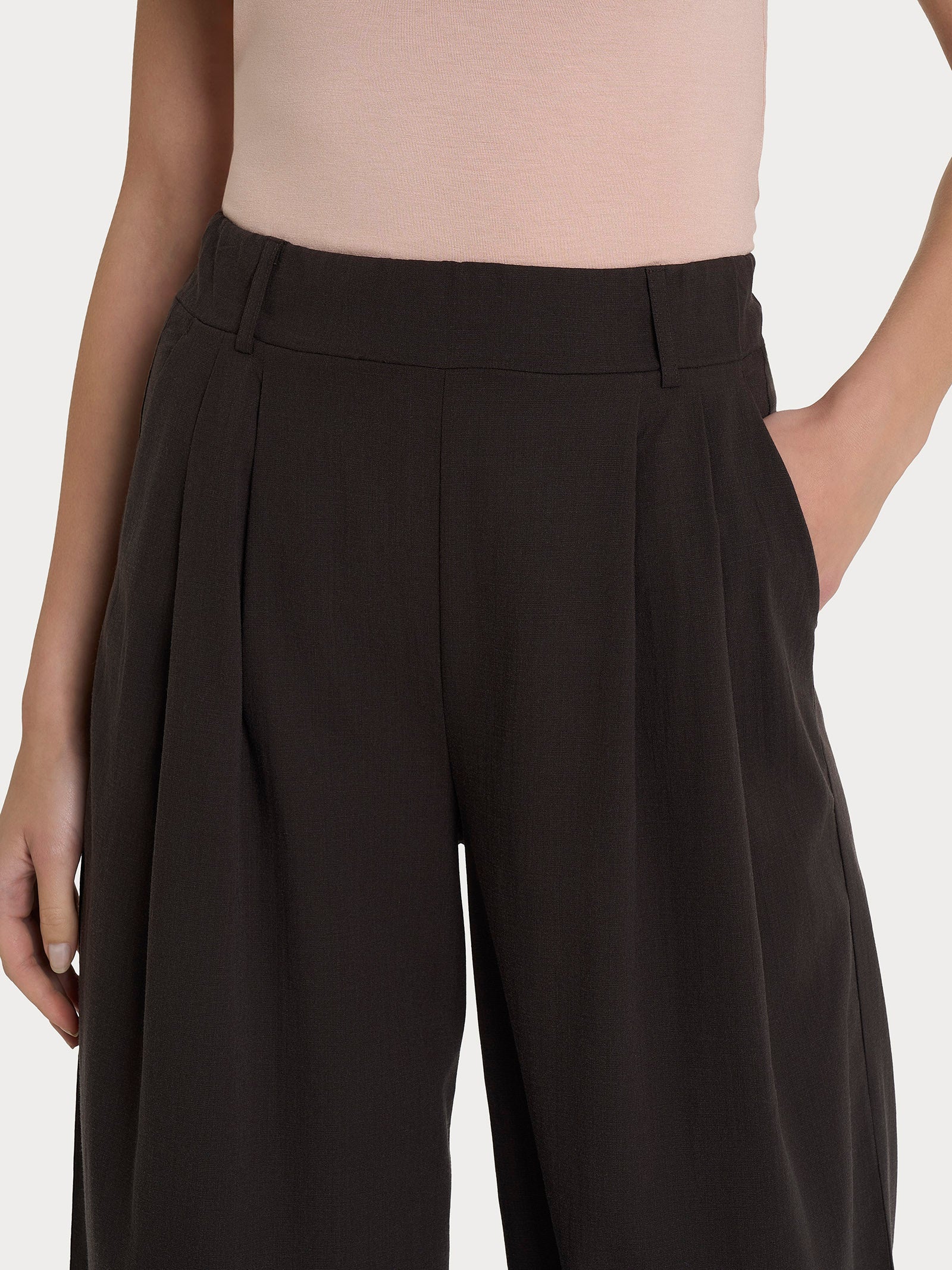 Pantalone palazzo con tasche e pinces in Super Natural - Chocolate Torte - Image 3