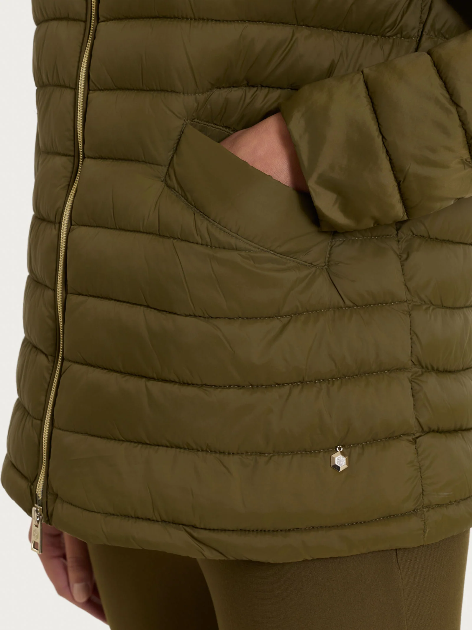 Piumino con cappuccio in Vegan Down - Dark Olive - Image 3