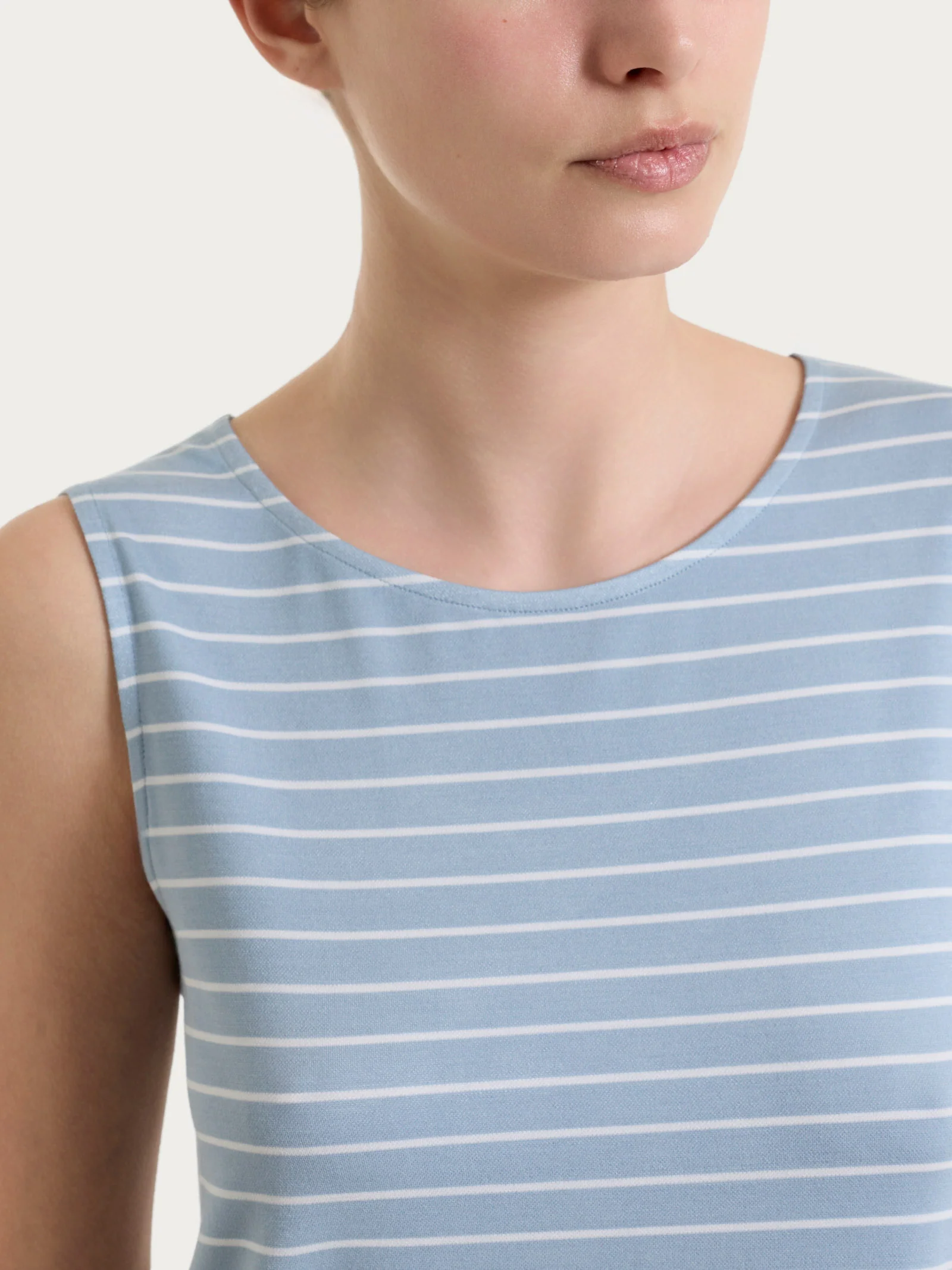 Top a righe con spalla larga in Summer Light Piquet - Fant. Dusty Blue - Image 4