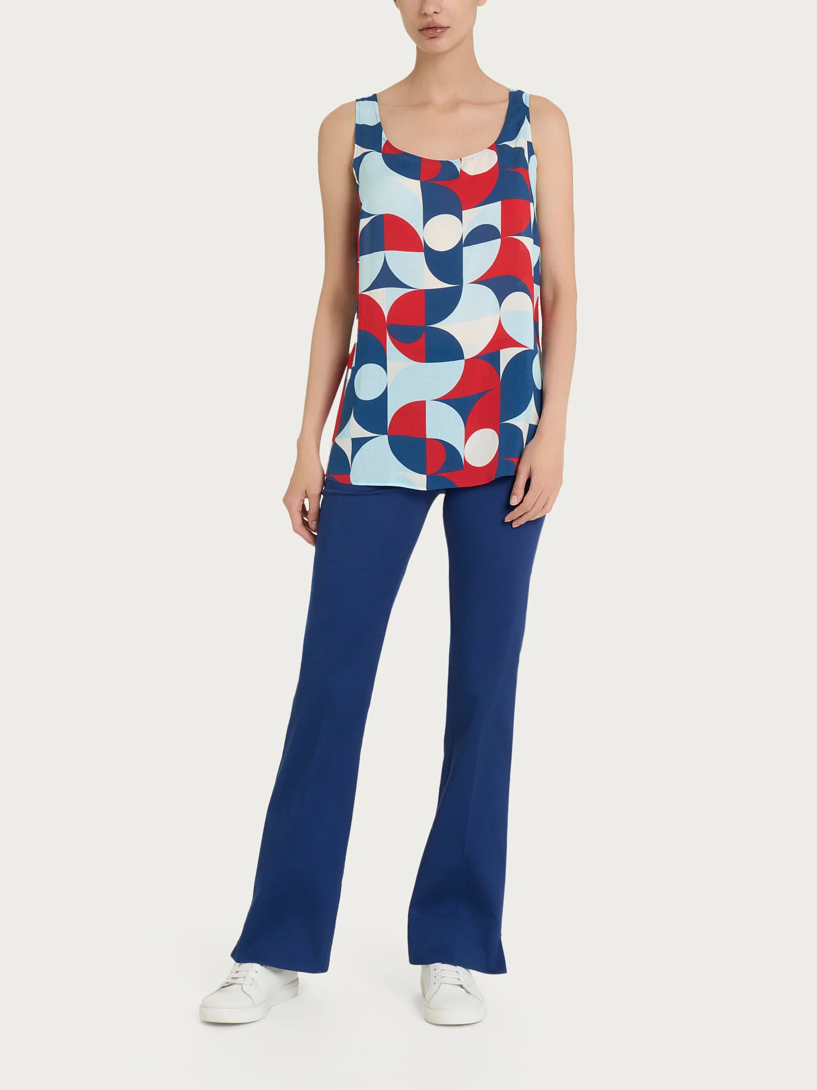 Top smanicato con geometric pattern in Ecoseta - Fant. Blueberry - Image 4